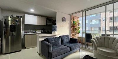 Codigo 28979. Apartamento en venta ubicado en Sabaneta sector Las VegasCaracterísticas: • Área total: 71,3 m² • 3 habitaciones (principal con vestier y baño privado) • 2 baños completos con cabinas en vidrio templado • Sala-comedor integrada con balcón • Cocina abierta integral con mesón en quarztone, cubierta eléctrica y campana extractora • Zona de ropas independiente • 2 parqueaderos sencillos independientes • Cuarto útil • Red de gas y servicios públicos completos • Estrato 4 • Piso 15 – 1 nivelDescripción: Disfruta la tranquilidad y comodidad de vivir en un moderno conjunto residencial ubicado en el sector Las Vegas de Sabaneta, una zona estratégica con acceso inmediato a vías principales, comercios y transporte público.Este apartamento combina diseño contemporáneo, buena distribución e iluminación natural. Cuenta con tres alcobas, la principal con vestier y baño privado, sala-comedor con salida al balcón, cocina abierta equipada con mesón en quarztone y zona de ropas independiente.Ideal para familias jóvenes o quienes buscan invertir en una propiedad de alta valorización cerca del metro y del corazón de Sabaneta.Entorno: – A solo 5 minutos caminando de la estación La Estrella del Metro – A media cuadra del Mall Vegas Plaza – Cercano al Hospital de Sabaneta, polideportivo Indesa y múltiples zonas verdes – Rápido acceso por la Avenida Las Vegas y rutas integradas de transporteZonas comunes: Portería 24 horas, piscina, gimnasio, salón social, turco, sauna, jacuzzi, zona BBQ, parque infantil y parqueadero de visitantes.Nota: – Administración: $390.000