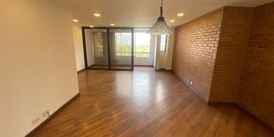 Apartamento en arriendo  Laureles, Medellin

Descubre este espectacular apartamento de 120 m, ubicado en el exclusivo sector de Laureles, Medellin. Disfruta de espacios amplios, comodos y llenos de luz natural, disenados para ofrecer el maximo confort.

El inmueble cuenta con 3 habitaciones, 3 banos, sala amplia, cocina integral con red de gas y zona de ropas independiente. Ademas, la unidad residencial ofrece porteria 24 horas para tu seguridad y tranquilidad.

Su ubicacion estrategica te conecta facilmente con lugares emblematicos como La Macarena, Jumbo de la 65, la Biblioteca Publica Piloto, y principales vias de acceso, garantizando una excelente movilidad y acceso al transporte publico.