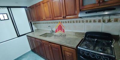 Casa en Arriendo – El Dorado.Cómodo y luminoso, con 160m² distribuidos en 5 habitaciones, 3 clóset, sala y comedor, 2 baños, cocina integral con red de gas, zona de ropas, calentador de agua, pisos en cerámica, patio y Garaje. Ubicado cerca de colegios, parques y zonas de interés. Vive con tranquilidad y comodidad. ¡Contáctanos y agenda tu visita!MAVU 17.143 DE 2015 ENVIGADO // 118 DE 2020 SABANETA // 1794804 – ITAGÜÍ // 193-2023 BELLO // 202150185587 MEDELLÍN