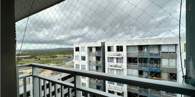 Apartamento en venta en el sector de Miramar, al norte de Barranquilla, con fácil acceso y cercanía a parques, grandes centros comerciales, colegios, universidades y almacenes de cadena. El apartamento tiene un área de 60 m² y consta de tres habitaciones, siendo la principal con baño privado.

El conjunto residencial ofrece acogedoras zonas sociales, que incluyen lobby, ascensor, piscina para adultos y piscina para niños, parque infantil, gimnasio, salón social y seguridad privada.
