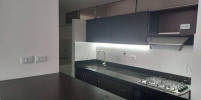 Hermoso Apartamento con agradable vista panorámica en el sector de La Loma de Los Bernal con un área de 80 metros, con excelentes acabados y una cómoda distribución, cuenta con 3 amplias habitaciones, Vestier, hermosa cocina con iluminación natural, zona de ropas independiente, piso en porcelanato, Este apartamento es ideal para descansar o compartir en familia, cuenta con parqueadero privado en unidad cerrada con Portería 24 horas, salón social, jardín, sendero de mascotas y juegos infantiles adicional vas a poder contar con cómodas vías de acceso, senderos peatonales, cerca podrás encontrar restaurantes, supermercados, bancos, iglesias, gimnasios, centros comerciales entre otras más. Agenda tu visita ahora!!!   