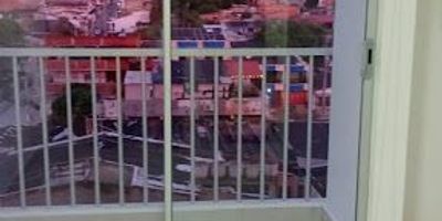 Apartamento en arriendo en Torices, Cartagena, Bolívar. Este confortable apartamento de 46 m² cuenta con 2 habitaciones y 2 baños, ideal para quienes buscan vivir cerca al mar. Ofrece acabados de calidad y una antigüedad de solo 4 años. Ubicado en el barrio Torices, el inmueble se encuentra a poca distancia de la playa de Marbella. Disfrute de la tranquilidad y seguridad que brinda su sistema de vigilancia. El canon de arriendo es de $1.800.000, un buen precio para la zona. No cuenta con parqueadero. Para más detalles o coordinar una visita, por favor, use las opciones de whatsapp, quiero que me contacten o ver teléfonos.