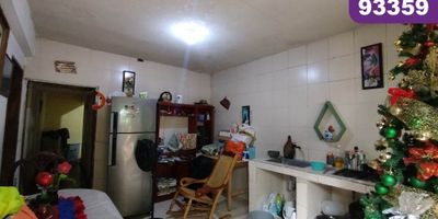 casa-local en venta en la ciudad de Barranquilla en el sector la victoria sobre una vía principal de alto flujo peatonal y vehicular, cuenta con un área de lote de 200 mt2 distribuidos en un local y 4 habitaciones,  su buena distribución en sus áreas, su entorno es comercial con cómodas vías de acceso y facilidad al transporte publico cercano, sobre el sector puede encontrar clínicas, restaurantes y supermercados.