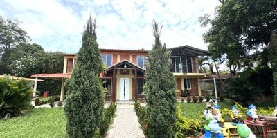 Hermosa casa campestre, construida sobre un amplio lote de 1.500M2, con excelente distribución, en dos niveles. El primer piso cuenta con  parqueadero cubierto para dos vehículos, hermosos jardines, terraza abierta, piscina de sobre poner que se instala cuando la casa se alquile, amplia sala comedor, iluminada con luz natural, baño social, dos bodegas, cocina integral abierta con isla, patio de ropas y cuarto de servicio con baño. Ingreso al segundo nivel, por cómodas y muy amplias gradas, el cual cuenta con estudio, tres habitaciones, todas con baño privado y closet y la habitación principal cuenta con vestier y balcón con linda vista a la zona verde de la casa. 
El valor de alquiler incluye, valor de administración, mantenimiento de siwnglea, jardines y piscina.

Contáctanos y ven  a conocer esta hermosa propiedad.