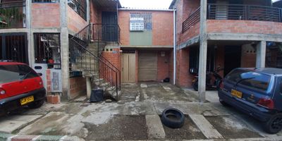 "*Características del apartamento:*
-Área construida de aproximadamente 66 mt² 
-Sala comedor 
-Cocina basica 
-2 habitaciones sin clóset 
-1 baño 
-Zona de oficios 
-Ante jardin grande
*Notas:*
-Se permite una mascota pequeña
-Máximo 3 personas 
-Servicios publicos compartidos. "