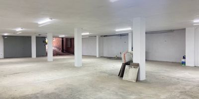 Local en arriendo cerca a tiendas de cadena, supermercados, hospitales, centros comerciales, restaurantes, parques, estaciones del metro y servicios complementarios del sector. Piso en cemento, 2 espacios, 1 baño, cocineta, cableado de red, techo cielo raso, energía básica y 2 parqueaderos paralelos descubiertos. Cuenta con parking visitantes sin costo . Llaves Propietario ,uso anterior Confecciones,inmuebles sujetos a verificacion de disponibilidad