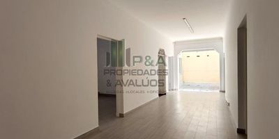 ¿Buscas un espacio que combine la comodidad de una casa con la versatilidad de un local comercial? ¡Aquí lo tienes! Nuestro inmueble en el barrio Pasaje Córdoba de Medellín es la solución perfecta para tus necesidades.
Con un área de 300 m², este espacio versátil ofrece 10 amplias alcobas y 4 cómodos baños, brindándote la flexibilidad para adaptarlo a tus proyectos. Ya sea que desees establecer un negocio o crear un hogar acogedor, este lugar tiene todo lo que necesitas.
Imagina disfrutar de pisos en cerámica, una cocina sencilla pero funcional, y una espaciosa sala que invita a la relajación. Además, con colegios, centros comerciales y transporte público a tu alcance, la conveniencia está asegurada.
¡Este es el oasis urbano que has estado buscando! Déjate cautivar por la comodidad y la versatilidad de este inmueble en Medellín. ¡Contacta ahora y descubre las posibilidades que te esperan!