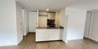 Codigo 28983. Apartaestudio en arriendo ubicado en El Poblado sector Alejandria1 habitación amplia con vestier, baño privado, piso en madera laminada, cabina en vidrio templado y balcón• 2 baños completos (social y privado)• Sala–comedor con iluminación natural• Cocina integral abierta con cubierta a gas, campana extractora y mesón en granito• Zona de ropas independiente• Balcón con vista exterior• Parqueadero sencillo y cuarto útil• Red de gas y servicios públicos Zonas comunes • Portería 24 horas y lobby tipo hotel• Piscina para adultos• Sauna y turco• Salón social• Parque infantil• Zona de mascotas• Parqueadero de visitantes• 2 ascensores por torre Ubicación privilegiada:Ubicado en el exclusivo sector Alejandría, en El Poblado, a pocos minutos de la Milla de Oro, Centro Comercial Santa Fe y Oviedo.Una zona residencial moderna, segura y de fácil acceso, rodeada de cafés, restaurantes, gimnasios, bancos y transporte público. Destacados del inmueble: Apartaestudio moderno con acabados premium Excelente vista y ventilación natural Conjunto con completas zonas comunes Cercanía a la Milla de Oro y centros comerciales Acepta mascotas