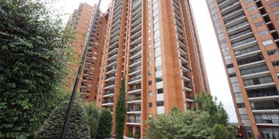 Excelente aparta estudio ubicado en el piso 9 de Chapinero Alto, con una vista espectacular a los cerros orientales y una iluminación natural que llena cada espacio. Su diseño moderno ofrece una habitación con walking closet y baño privado, una cocina abierta que se integra con la sala y el comedor, balcón con vista exterior, baño auxiliar, zona de lavandería y parqueadero cubierto. El edificio combina comodidad y exclusividad con completas zonas sociales que incluyen gimnasio, piscina, spa, áreas húmedas, zona BBQ, salón de juegos, business center y parque para mascotas, además de vigilancia 24 horas y sistema de reconocimiento facial. Su ubicación es inmejorable, frente a la Universidad Manuela Beltrán y con fácil acceso a la Avenida Circunvalar y la Carrera Séptima.