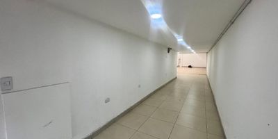 Excelente local comercial de 100 m² ubicado sobre la Carrera 15, una de las vías más transitadas y comerciales de la zona. Cuenta con un amplio espacio principal de fácil adecuación para diferentes tipos de negocio, además de un área adicional independiente, ideal para bodega, oficina o atención al cliente. Dispone de servicios de agua, luz y gas, y un baño. Su ubicación estratégica garantiza alta visibilidad, fácil acceso y gran flujo peatonal y vehicular, convirtiéndolo en una excelente opción para marcas, servicios o comercio al público.