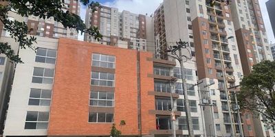 Espectacular apartamento de 46 m, ubicado en el sector Rincón de la Valvanera  Perdomo. Se encuentra cerca de la estación de TransMilenio Perdomo, de almacenes de cadena como D1 y ARA, parques infantiles y del parque acuático Cafam. A solo 10 minutos del centro comercial Gran Plaza El Ensueño, donde podrá disfrutar de zona de comidas, almacenes de ropa, entidades bancarias y más opciones de entretenimiento. El apartamento cuenta con una habitación, un baño social, cocina semiintegral, sala-comedor y zona de lavandería, todos con excelente distribución e iluminación. El conjunto residencial ofrece club house y espacios ideales para compartir en familia. Para más información, comuníquese al número 3143667213 o escriba al correo electrónico esteban.palacioinmobiliariabogota.com. El equipo de Inmobiliaria Bogotá está comprometido en brindar una experiencia de vida excepcional a nuestros clientes desde el momento en que hace parte de nuestra comunidad.