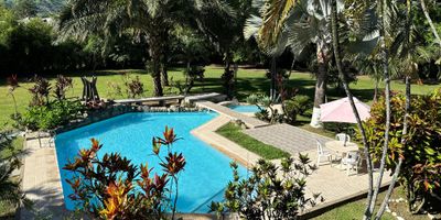 Hermosa finca!
Con una topografía plana, rodeada de verde con arboles grandes que hacen un ambiente privado y tranquilo, un kiosko con asadero cerca a la piscina y un espacio verde especial para jardines y juegos.

Cuenta con casa principal y casa de mayordomo, kiosko y asadero, piscina adulto y niños.

área casa principal 293.98 metros.
área casa mayordomo 56.58 metros
área kiosko y asadero 27.75 metros
piscina 71.08 metros

