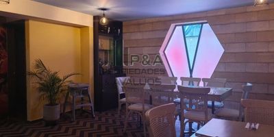 ¡Descubre el espacio perfecto para vivir y trabajar en Medellín! Presentamos esta impresionante Casa-Local ubicada en el encantador barrio de Patio Bonito, con un área de 450 m² y una distribución única que te sorprenderá.
Imagina tener 9 amplias alcobas, 6 cómodos baños y una cocina sencilla pero funcional, todo enmarcado en un piso de cerámica que brinda elegancia y durabilidad. Disfruta de la comodidad de tener colegios, centros comerciales y transporte público a tu alcance.
Pero eso no es todo, esta propiedad cuenta con una sala acogedora y un balcón que te permitirá disfrutar de momentos de relajación y conexión con el entorno. ¡Un espacio verdaderamente versátil que se adapta a tus necesidades!
No dejes pasar esta oportunidad única de vivir y trabajar en un lugar privilegiado de Medellín. ¡Contacta ahora y haz de este inmueble tu nuevo hogar y centro de operaciones!