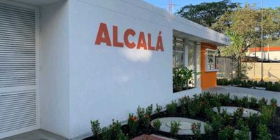 APARTAMENTO EN VENTA NORTE DE CALI CIUDAD GUABINAS CR. ALCALA, 59.2 M2, cuarto piso con ascensor, consta de sala comedor, cocina integral con zona de oficios, balcón con vista interior, estudio, baño social, dos habitaciones con closet, la habitación principal cuenta con baño privado y vestier. El conjunto cuenta con parqueadero común, salón social, piscina para niños y adultos, parqueadero para visitantes. Cerca de centro comercial Único de Yumbo, acceso rápido por antigua vía Cali-Yumbo, amplias zonas verdes en el sector, gimnasios al aire libre, ciclo rutas y senderos peatonales, transporte público cercano. COD. 9574948
