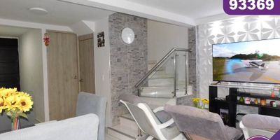 Casa dúplex  en venta  en Soledad  ubicado en el barrio Normandía(Ciudad de los puertos),  en un conjunto con vigilancia privada las 24 Horas y zonas sociales de entretenimiento, piscina, salón comunal, zona BBQ, con un área aproximada de 67.79 mt2 , distribuidos en 3 habitaciones, 1 baño, sala comedor, cocina semi  integral, zona de labores,  lado sombra, buena distribución en sus áreas con buenos y modernos acabados, es fresco y acogedor, su entorno es tranquilo, residencial con cómodas vías de acceso y facilidad al transporte público cercano, sobre el sector puede encontrar, Alcaldía de Soledad, Sena.