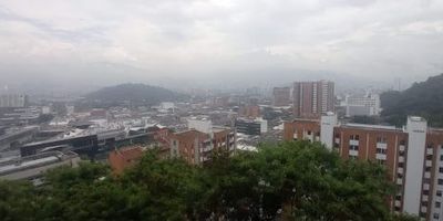 se arrienda apartamento de 2 alcobas sala comedor cocina integral 2 baños balcon con excelente vista 1 parqueadero via las palmas