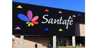 PRECIO ARRIENDO CON ADMON $11.000.000 NO INCLUYE IVA Se renta local en el centro comercial Santa fe, cuenta con 66.72m mas 12m de mezzanine. Con excelente ubicación en plaza ecuador cerca a la nueva plazoleta de comidas Jardín Gastronómico y a las escaleras electricas. No uso para comidas.
