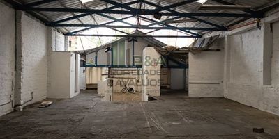¡Oportunidad única para tu negocio en el corazón de Medellín! 
Descubre nuestra espectacular bodega de 400 m² en el céntrico barrio de Caicedo, perfecta para expandir tu actividad empresarial. 
Con 3 cómodos baños y pisos de concreto, este espacio versátil te brindará todo lo que necesitas para hacer crecer tu negocio. Rodeado de colegios, centros comerciales y excelente transporte público, esta bodega te conectará con el pulso de la ciudad.
¿Estás listo para llevar tu empresa al siguiente nivel? ¡No dejes escapar esta oportunidad única! Contáctanos hoy mismo y descubre cómo esta impresionante bodega puede ser el hogar perfecto para tu negocio.