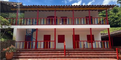 ¿Estás buscando una finca con gran potencial en una de las áreas más tranquilas y encantadoras de Antioquia? Esta espectacular propiedad ubicada en la Vereda La Meseta, municipio de Girardota, es justo lo que necesitas para vivir una experiencia rodeada de naturaleza o desarrollar tu próximo proyecto turístico o residencial dentro de las edificaciones ya existentes.

Con una amplia extensión de 25,300 m² de terreno y una construcción de 1,461 m², esta finca ofrece amplias edificaciones y áreas recreativas sin necesidad de realizar más construcciones.

Características del lote:

    •    Topografía: El lote tiene una pendiente leve a moderada, permitiendo el aprovechamiento del terreno para áreas recreativas o agrícolas.
    •    Árboles frutales: El terreno cuenta con árboles frutales, añadiendo encanto y funcionalidad, brindando la posibilidad de disfrutar de frutas frescas directamente de la finca.
    •    Zonas recreativas: Incluye una piscina y áreas verdes, perfectas para disfrutar al aire libre sin necesidad de realizar nuevas construcciones.
    •    Edificaciones existentes: La propiedad cuenta con una residencia principal, varias construcciones adicionales, una capilla y 22 habitaciones, la mayoría con baño privado. Estas edificaciones están listas para ser utilizadas en proyectos de alojamiento turístico, eventos o como vivienda para grandes grupos.
    •    Infraestructura: El sector cuenta con servicios de acueducto, energía y teléfono proporcionados por EPM.

Oportunidades de inversión:

    •    Perspectivas de valorización: Altas, siempre y cuando se mantengan las condiciones físicas y de seguridad del sector.
    •    Usos permitidos: Aunque no se permite construir más edificaciones, la finca tiene múltiples usos aprobados, desde vivienda de recreo, agricultura, hasta la posibilidad de desarrollar un complejo turístico con las construcciones ya existentes.
   