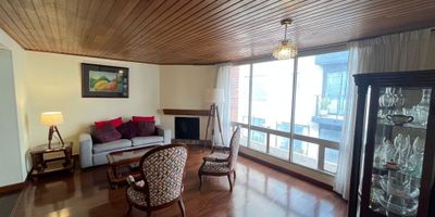 Arrendamos amplio apartamento en el barrio Santa Ana, ubicado en un tercer piso y con un área de 123 metros cuadrados y con la siguiente distribución: sala comedor bastante amplia con chimenea y armario de linos, tres habitaciones espaciosas, un estudio y en total tres baños, cocina integral cerrada y zona de lavandería semi independiente, garaje para dos vehículos, pisos en lamina de madera, techos en machimbre, muebles en madera, la ubicación es super cómoda, con buenas vías de acceso transporte publico, centro comercial y el edificio es pequeño lo que lo hace tranquilo  y seguro, valor total del arriendo sumando la administración es $4.140.000