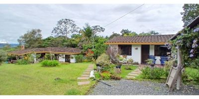 ¡Oportunidad única en La Ceja!

Se arrienda casa campestre en exclusiva parcelación ubicada en el municipio de La Ceja Antioquia, sector vía la unión, ideal para vivienda o como finca de descanso, ofreciendo un entorno natural privilegiado. Esta hermosa propiedad de área total de 10.000m2 y área construida de 220m2; tiene casa de mayordomo con un área aproximada de 60m2; la casa principal te ofrece:
3 habitaciones con ventanales
Amplia zona social
Cocina abierta
Sala
comedor
Patio de ropas y
Amplios corredores

Casa de mayordomo:
2 habitaciones
sala comedor
cocina
baño y
Balcón.

La parcelación te ofrece, un entorno lleno de naturaleza con árboles nativos y fauna silvestre, vías internas para cada finca, portería y vigilancia 24/7.

El valor del canón de arrendamiento no incluye mantenimiento de zonas verdes.

Ubicación privilegiada:
La propiedad se encuentra ubicada cerca de la vía principal La Ceja – La Unión, a colegios, al municipio de La Unión Antioquia y fácil acceso al transporte público. Todo a tu alcance.

Nota: El canon de arrendamiento no incluye mantenimiento de zonas verdes

¡Haz de este Lugar tu nuevo hogar!
