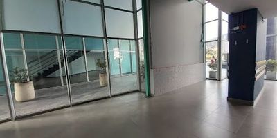 Local de 164,57 exterior duplex, piso en baldosa, cocineta , un baño , dos parqueaderos uso comercial   ubicado dentro de un prestigioso centro empresarial de la ciudad cerca a centros comerciales y  vías principales como la carrera séptima, novena y , calle ciento dieciséis.