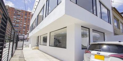 Arriende esta casa comercial de dos pisos en Santa Ana Occidental, Bogotá. Con 170.50 m² de área construida, el inmueble ofrece amplios espacios abiertos, 2 habitaciones, 2 baños y una práctica cocineta. Disfrute de su terraza y la comodidad de 2 parqueaderos. Ubicada en el barrio Santa Ana Occidental, Cundinamarca, esta propiedad es ideal para uso comercial y se sitúa en un estrato 4. Conozca esta casa en arriendo en Bogotá. Para más detalles, utilice las opciones de whatsapp o ver teléfonos.