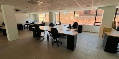Oficina amoblada en centro internacional  servicio de recepción, 2 asensores,Aire acondicionado 263 Cubiculos tipo call center 36 escritorios administrativo tipo L, 18 escritorios administrativo rectos con archivador  