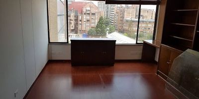 Oficina de treinta y cuatro metros con magnifica ubicación, en el barrio cabrera a pocos metros del centro comercial andino,gran oportunidad.