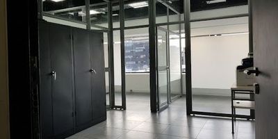 Oficina de cuarenta y siete metros en el barrio chico, en edificio inteligente, cuenta con dos garajes, un baño, cocineta, sala de reuniones, divisiones y blackout
