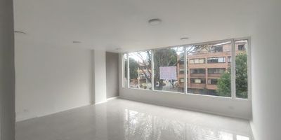 Oficina ubicada en zona de alta afluencia en Bogotá, tiene un parqueadero y queda cerca a vías principales y transporte publico.