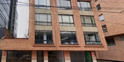Oficina disponible en arriendo en Chicó Norte, Bogotá, Cundinamarca. Este espacio de 39.60 m² se encuentra en un primer piso y es ideal para su negocio. Cuenta con un baño interno y un parqueadero, ofreciendo comodidad y funcionalidad. El edificio dispone de vigilancia, brindando seguridad. Su ubicación en Chicó Norte es estratégica, con fácil acceso a servicios y transporte. Agende una visita para conocer este inmueble. Contáctenos por WhatsApp, en la opción quiero que me contacten o vea nuestros teléfonos.