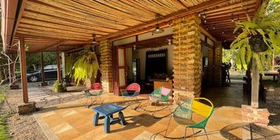 Casa ubicada en utica, con espacios grandes y zonas verdes. Queda cerca a vía principal, zona comercial y transporte publico.