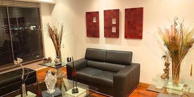 Excelente apartamento con buena iluminación natural, área trecientos metros cuadrados mas treinta metros de terraza, tiene sala comedor y estudio independiente, alcoba y baño de servicio, club house, piscina, zonas húmedas, gimnasio, cancha de squash, sala de juntas, parque infantil, zonas verdes, vigilancia 24 horas, servicio botones, parqueadero visitantes, excelente ubicación cercano a parques y zona comercial.