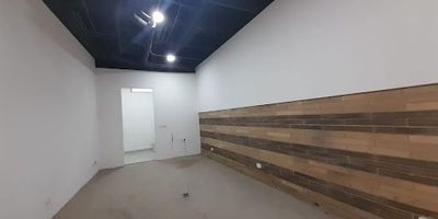 Local sobre via principal para estrenar, cuenta con un baño y punto de gas, ideal para negocio de comidas, almacenes de cadena, droguería, abarrotes entre otros.