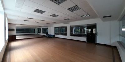 Edificio área de mil ochocientos cincuenta metros, recepción, área libre, salón de eventos, capacidad ciento cincuenta personas aproximadas por piso, se pueden adecuar espacios de oficinas aproximadas de veinte a veinticinco espacios grandes, pequeños treinta y cinco oficinas, baños, cocina de servicio para empleados, sótano para parqueadero, zona de bombeo generador de energía, usos bancario, hospitalario, salud, educativo, administrativo, comercial en todas las escalas, entidades públicas.