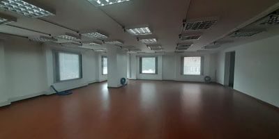 Edificio sobre vía principal en zona exclusiva, tiene doce pisos con espacios abiertos, batería de baños, dos ascensores, escaleras de emergencia, cuenta con cableado estructurado, terraza de uso comunal.