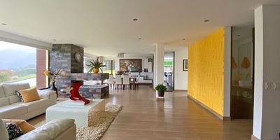 Hermosa Casa con vista a las montañas, diseño moderno cuenta con bombas sumergibles, planta eléctrica y cobertura total calefacción para todos los cuartos  Familyroom-Sonido ambiental en toda la casa, Zona BBQ con estufa y pérgola