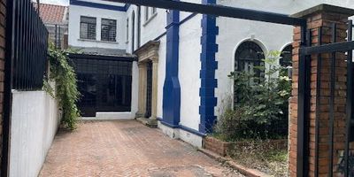 casa en quinta camacho, comercial, estilo frances, dos niveles, ideal para universidades, cerca a transmilenio, zona comercial, restaurantes, parques, excelentes vías de acceso.