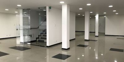 Local comercial con área abierta, ciento veinte metros, dos baños, cuarto piso, ideal para consultorios, boutique, salón de belleza, sala de decoración y otros usos comerciales