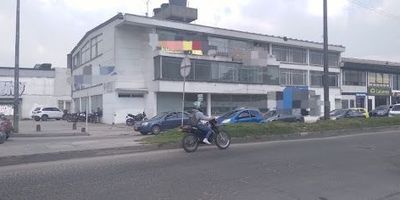 Oficina de quinientos cincuenta metros de los cuales 300 metros adecuados para laboratorio médico, doscientos metros libres con cinco baños, rociadores.