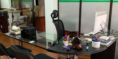 Oficina en excelente ubicación, opción de rentar amoblada, remodelada, dos garajes, cocineta.