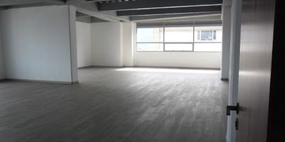 Excelentes oficinas en una de las mejores zonas de la Castellana, para estrenar, tres garajes, zonas comunes, salón de conferencias, baños por piso, cafetería comunal.