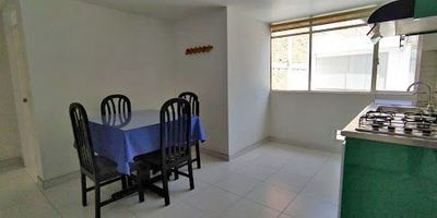 Apartamento cercano al parque de los hippies, zona comercial, bancaria, restaurantes, buenas vías de acceso, buena iluminación natural, el canon incluye servicios de agua, luz y gas, no cuenta con zona de lavandería, no tiene garaje, vigilancia veinticuatro horas.