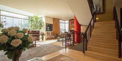 Excelente casa ubicada en sector exclusivo, cuatro niveles, cuatro alcobas, club house, cuatro garajes, fácil acceso, alta seguridad, buena iluminación, espacios abiertos, aislamiento.