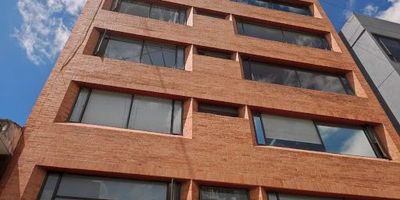 Oficina ubicada en sector comercial, ubicación interior, un solo espacio con baño, tiene garaje y esta ubicada cerca a vías principales.