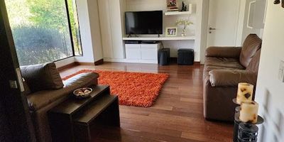 Casa en Aposentos, dúplex, Lote mil mts, 400 mts construídos, Alcoba principal con sala de star, baño y walking closet, cuatro alcobas secundarias cada una con baño independiente, Estudio con baño completo, Zona social tipo loft, sala, hall de estar, bar, comedor, baño social integrado a la pergola, cocina integral, comedor auxiliar, zona de lavandería con comedor de servicio, Alcoba y baño de servicio, 2 depósitos, Pérgola con sala, comedor, bbq y un carril de agua con piscina en la casa, Teppanyaki deck, jardín, el conjunto tiene caballerizas, piscina, parque infantil, spa, juegos de mesa, altísima seguridad, cctv. El canon incluye la cuota de administración.