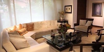 Casa totalmente remodelada, tres alcobas con baño, amplia zona social, estudio, estar de tv, cuatro garajes, casa esquinera, acabados triple AAA, barrio residencial, cerca a centros comerciales como hacienda santa bárbara, unicentro, palatino, complejo de oficinas como teleport, tierra firme, cusezar, excelente seguridad para diplomáticos y extranjeros, también se vende.