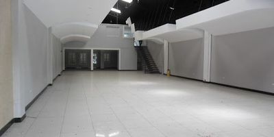 Excelente local comercial en centro comercial sobre autopista norte, a 10 minutos del peaje, parqueaderos, zonas verdes y parque con múltiples atracciones