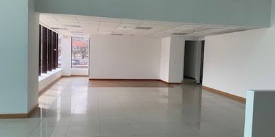 Local completamente remodelado sobre avenida principal, tiene dos pisos y esta ubicado en centro comercial de alta afluencia.